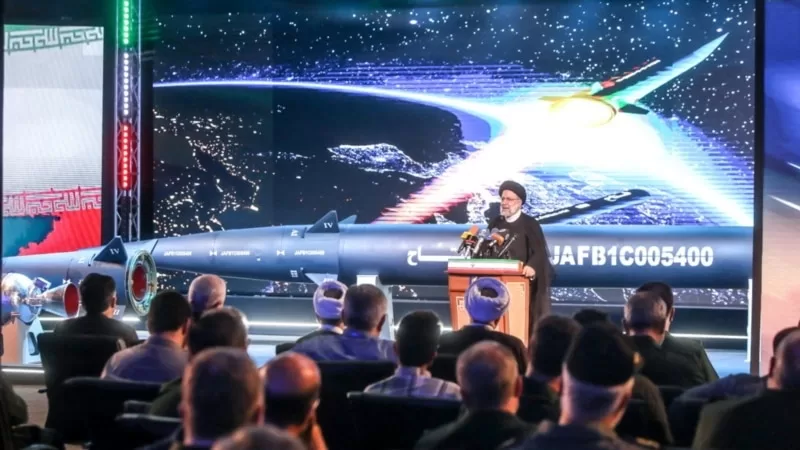 İran yeni hipersonik füzesini tanıttı