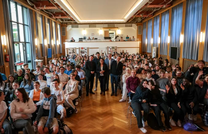 Mönchengladbach‘ ta Siyasetçilerden Liseye ziyaret