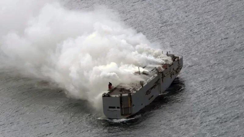 Danimarka açıklarında yanmaya devam eden gemide 500 elektrikli araç olduğu açıklandı