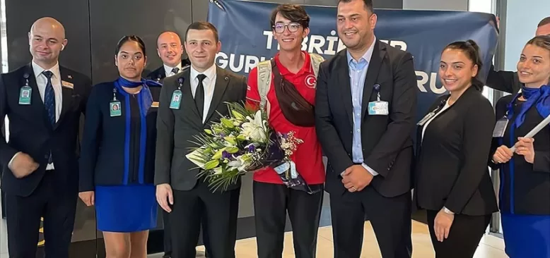 Dünya şampiyonu Mete Gazoz'a İstanbul'da çiçekli karşılama