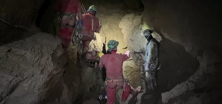 1 kilometre derinlikte mahsur kalan Amerikalı mağaracı kurtarıldı
