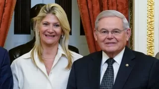 ABD Senatörü Menendez ve eşi Mısır bağlantıları nedeniyle rüşvetle suçlanıyor