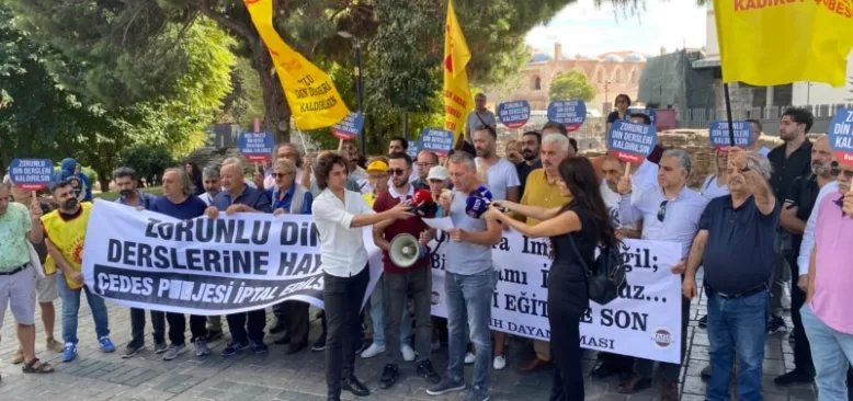 İstanbul’da okulların ilk günü “manevi danışman” protestosu
