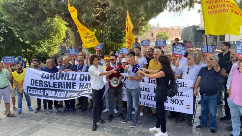 İstanbul’da okulların ilk günü “manevi danışman” protestosu