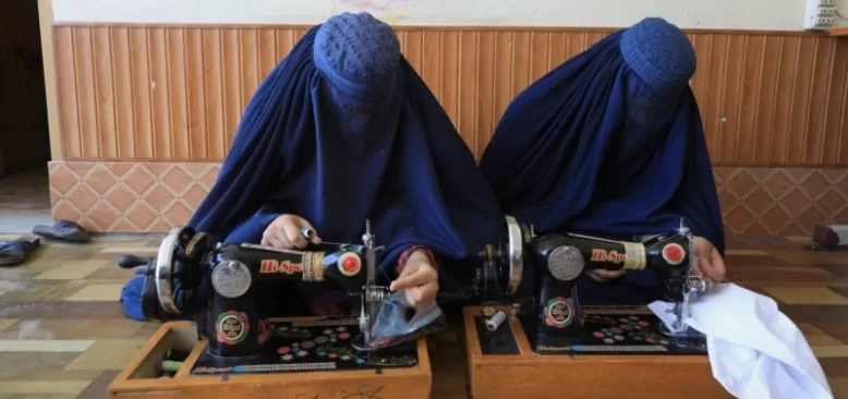 Pakistan’daki bir beceri atölyesi Afgan mülteci kadınların iş kurmasına yardımcı oluyor