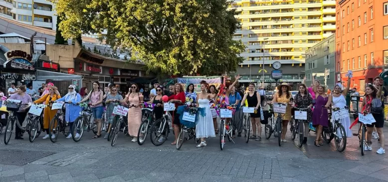 Süslü Kadınlar Berlin`de pedal çevirdi
