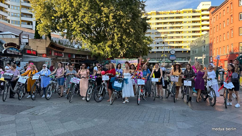 Süslü Kadınlar Berlin`de pedal çevirdi