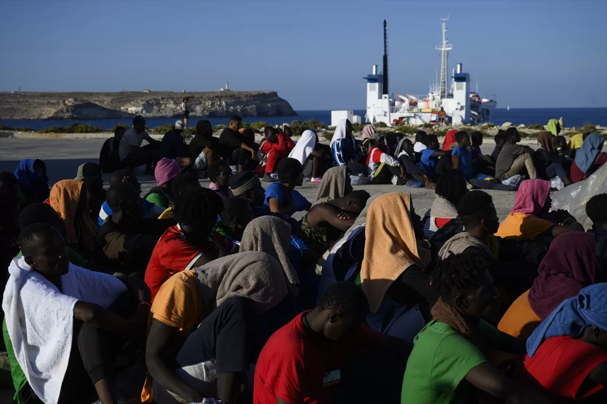 Göç akınına uğrayan Lampedusa Adası'ndaki düzensiz göçmenler tahliye ediliyor
