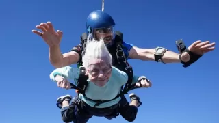 104 yaşındaki Chicagolu kadından dünyanın en yaşlı hava dalışçısı olma girişimi 
