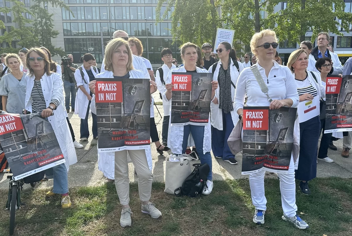 Almanya’da doktorlar, hükümetin sağlık politikasını protesto etti