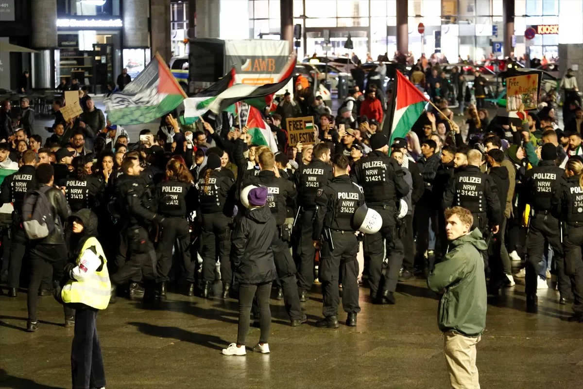 Köln’de Filistin halkı ile dayanışma gösterisi düzenlendi