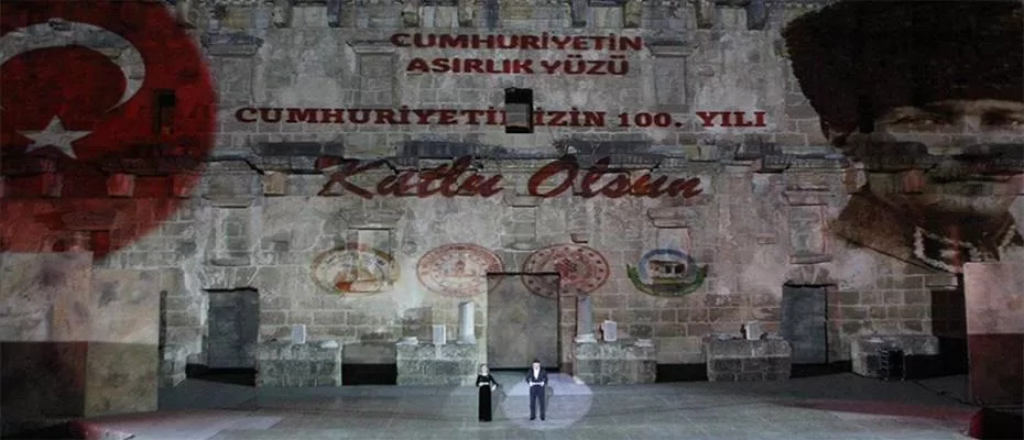 Aspendos Antik Tiyatrosu’nda ‘Cumhuriyet’in Asırlık Yüzü’ gösterisi yapıldı