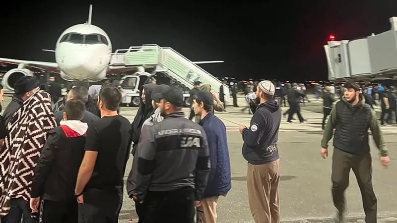 Dağıstan’de yüzlerce kişi İsrail’den gelen uçak nedeniyle havaalanına baskın düzenledi
