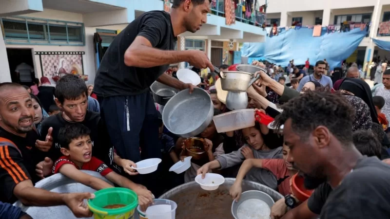 Gazze’de evlerinden olanlar kötü hijyen şartları ve kalabalık nedeniyle hastalanıyor