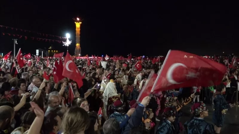 İzmirlilerden Cumhuriyet’in 100. yılı kutlamalarında “özgürlük” vurgusu