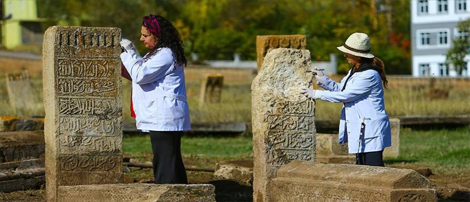 Van’daki Selçuklu Mezarlığı’nda 8 sandukalı mezar gün yüzüne çıkarıldı