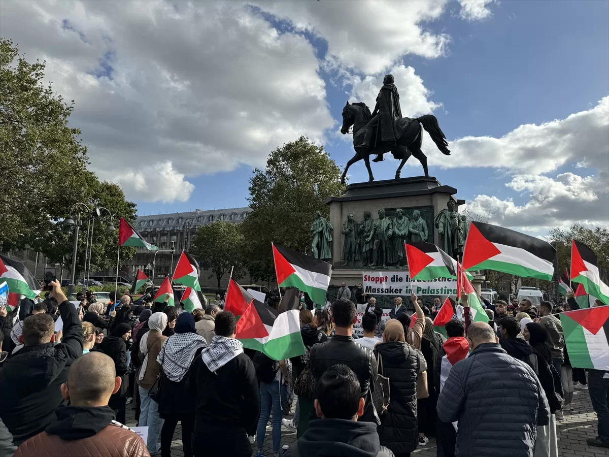 Köln`de Filistinli ve İsrailliler barikatla ayrılan meydanda mitingler düzenledi