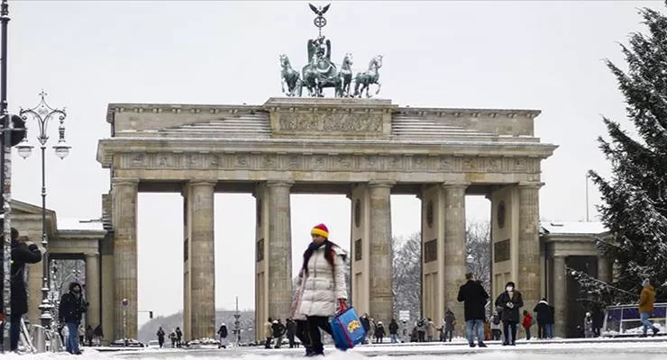Almanya’da kar ve soğuk hava hayatı olumsuz etkiliyor