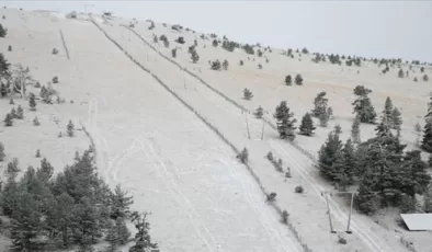 Bolu’da Kartalkaya Kayak Merkezi’ne mevsimin ilk karı yağdı