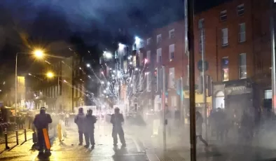Çocukların bıçaklanmasının ardından Dublin’de ayaklanma