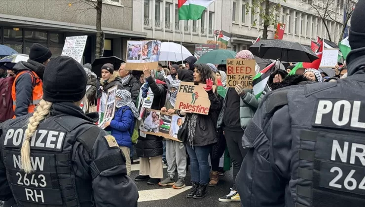 Düsseldorf’ta Filistin halkıyla dayanışma yürüyüşü düzenlendi