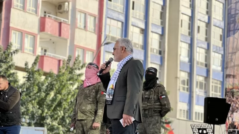 HÜDA PAR Genel Başkanı “Aksa Tufanı’na destek” mitinginde Hamas üniformalı kişilerle sahneye çıktı