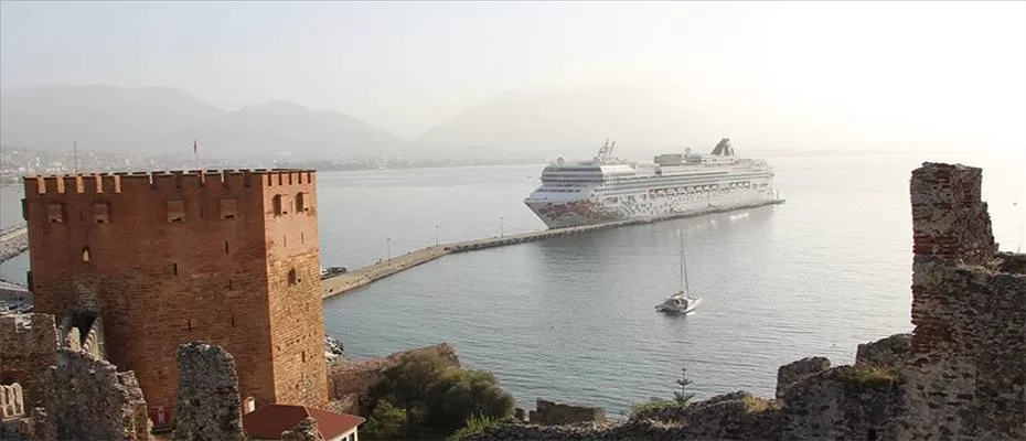 Kruvaziyer Norwegian Gem Alanya Limanı’na demirledi