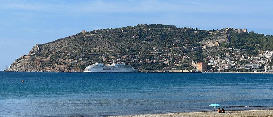 Kruvaziyer Seven Seas Navigator Alanya Limanı’na demirledi