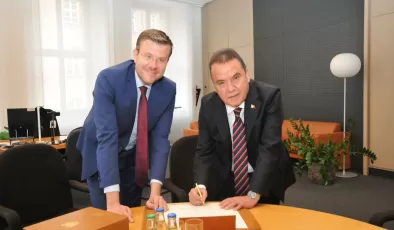 Başkan Böcek, Nürnberg Belediyesinin onur defterini imzaladı