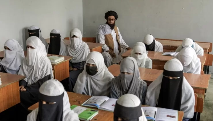 Altıncı sınıfı tamamlayan Afgan kızları, eğitim hayatlarına gözyaşları ile veda etti 