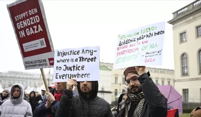 Berlin’de öğrenciler Gazze’de soykırımın durdurulması talebiyle gösteri yaptı