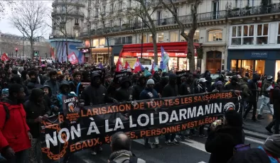 Fransa’da tartışmalı göç tasarısına karşı çıkanlar sokağa indi