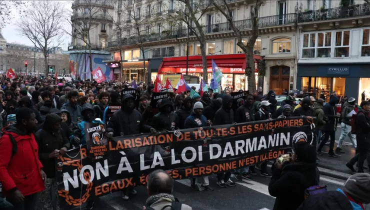 Fransa’da tartışmalı göç tasarısına karşı çıkanlar sokağa indi