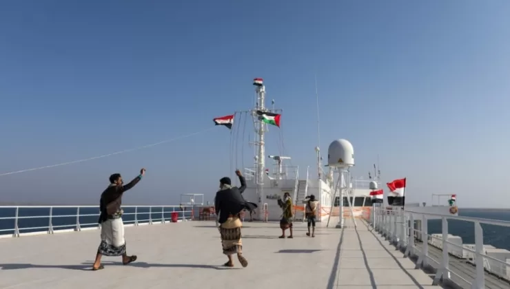 “Husiler’in kontrolündeki Yemen’den düzenlenen saldırıda iki gemi vuruldu”