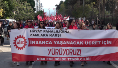 İzmir’de yürüyüş yapan DİSK’ten “asgari ücret yılda dört kez belirlensin” çağrısı