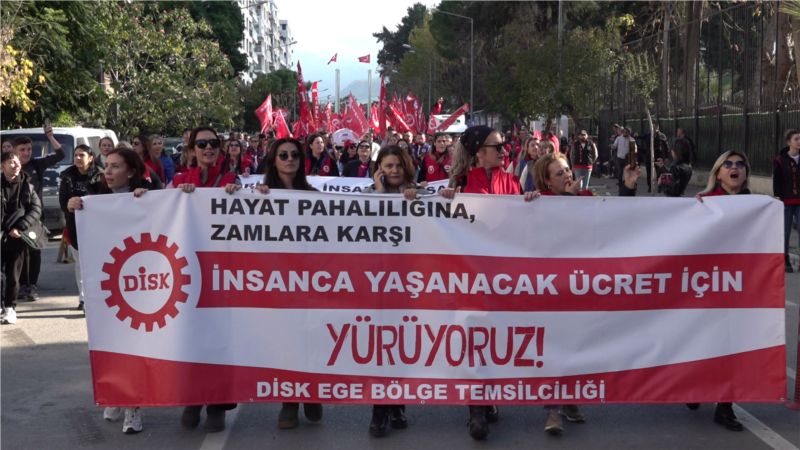 İzmir’de yürüyüş yapan DİSK’ten “asgari ücret yılda dört kez belirlensin” çağrısı