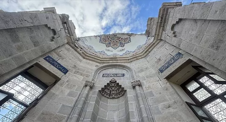 Malatya’da depremde büyük bölümü yıkılan tarihi Hacı Yusuf Taş Camisi ayağa kaldırılıyor