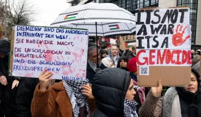 Almanya’da sağanağa rağmen binlerce kişi Filistin’e destek yürüyüşüne katıldı
