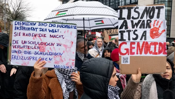 Almanya’da sağanağa rağmen binlerce kişi Filistin’e destek yürüyüşüne katıldı
