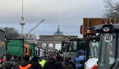 Almanya’da çiftçiler hükümeti protesto etti