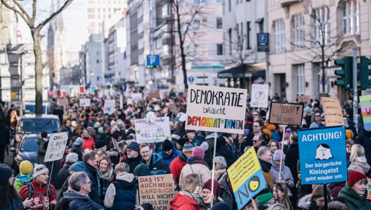 Hamburg`da aşırı sağ karşıtı gösteriye yaklaşık 50 bin kişi katıldı