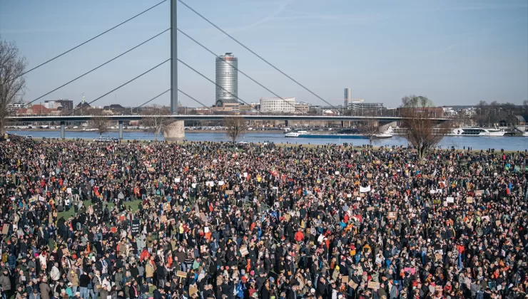 Almanya’nın çeşitli kentlerinde aşırı sağ karşıtı gösterilere yüz binilerce kişi katıldı