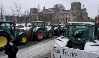 Alman çiftçiler hükümetin tasarruf kararına traktörleriyle tepki gösteriyor