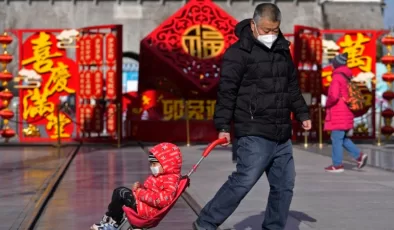 Çin’de doğum oranında yaşanan rekor düşüş, ülke ekonomisini tehdit ediyor