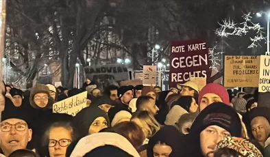 Berlin’de binlerce kişi, aşırı sağcı AfD’ye karşı gösteri yaptı