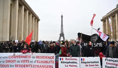 Fransa’da tartışmalı göç yasası protesto edildi