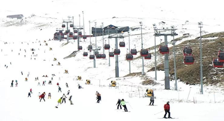 Kayakseverler hafta içi de Erciyes’in pistlerini boş bırakmıyor