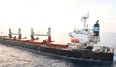 Kızıldeniz’de kargo gemisine eşlik eden ABD Donanması Husiler’in füze saldırısını engelledi