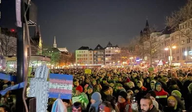Köln’de binlerce kişi aşırı sağa karşı gösteri yaptı