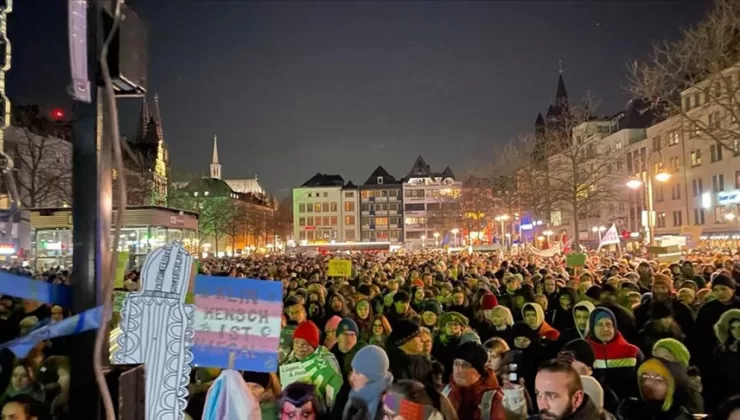 Köln’de binlerce kişi aşırı sağa karşı gösteri yaptı